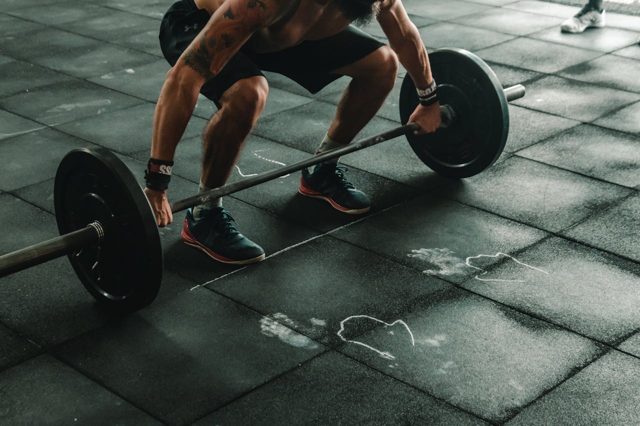 Man lifting weights powered by performh2o